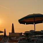 Relaxing Garden Flat With Pool Near The Apartment Bibione