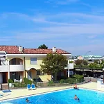 Relaxing Garden Flat With Pool Near The Apartment