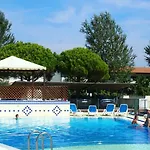 Relaxing Garden Flat With Pool Near The Apartment *