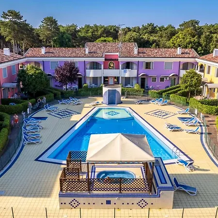 Relaxing Garden Flat With Pool Near The