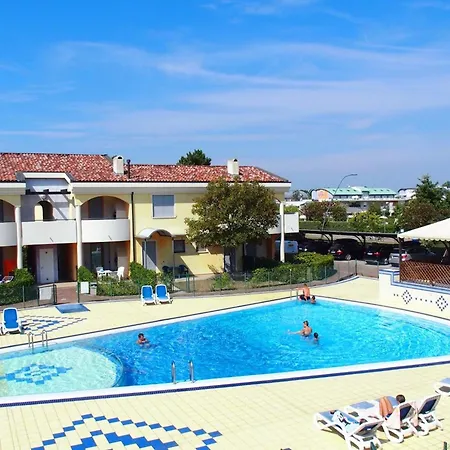 Apartamento Relaxing Garden Flat With Pool Near The
