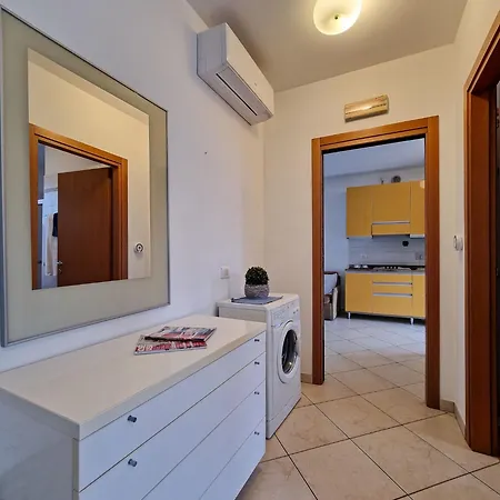Relaxing Garden Flat With Pool Near The Μπιμπιόνε