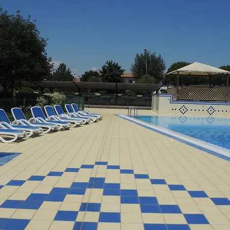 Διαμέρισμα Relaxing Garden Flat With Pool Near The Μπιμπιόνε