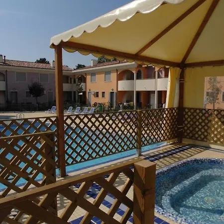 Apartamento Relaxing Garden Flat With Pool Near The